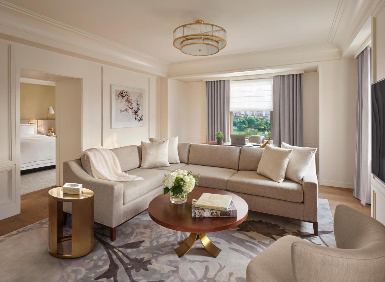 The Newbury Boston Hotel Kültér fotó A suite at The Carlyle
