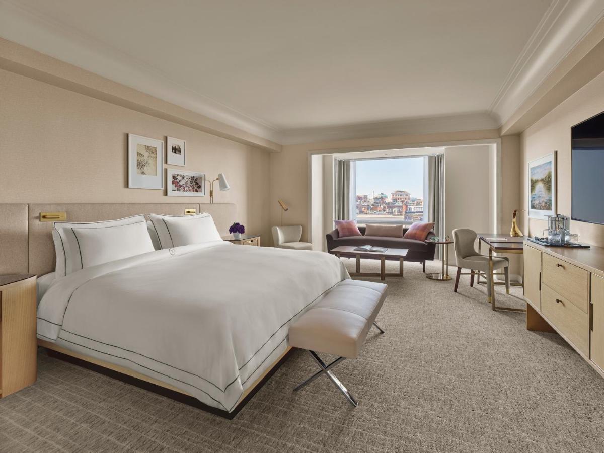 The Newbury Boston Hotel Kültér fotó A guest room at the Four Seasons Hotel