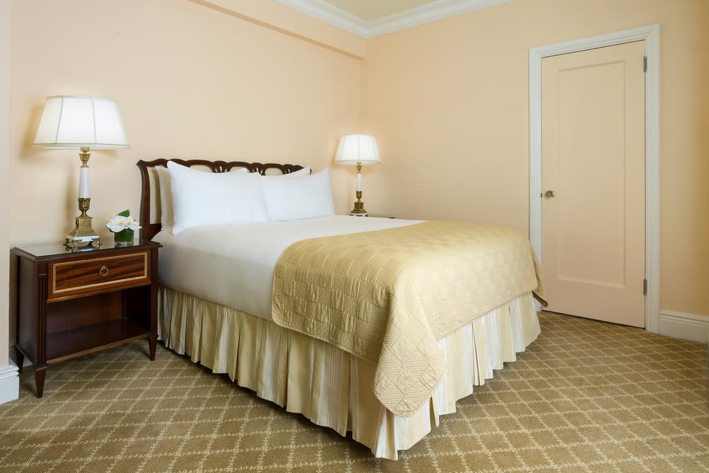 The Newbury Boston Hotel Kültér fotó A guest room at The Carlyle