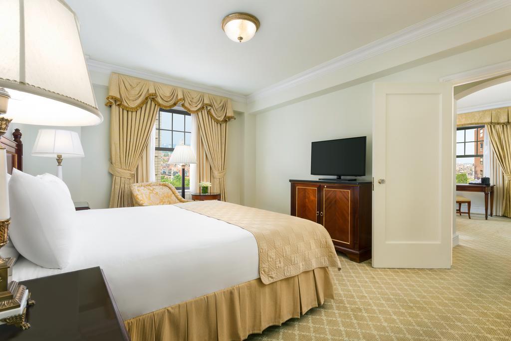 The Newbury Boston Hotel Kültér fotó A bedroom at The Ritz-Carlton, Boston