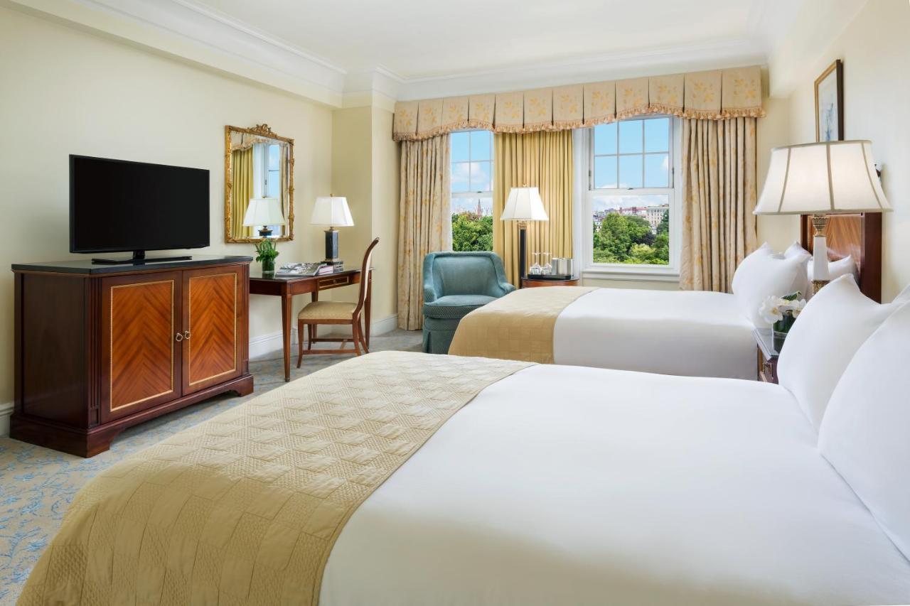 The Newbury Boston Hotel Kültér fotó A guest room at the Waldorf Astoria Washington DC